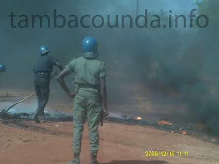 [ PHOTOS ] Manifestation des élèves et étudiants de Tambacounda: l'IA et le conseil régional saccagés