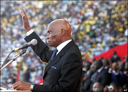 [Abdoulaye Wade = l’exécutif, le législatif, le judiciaire.]