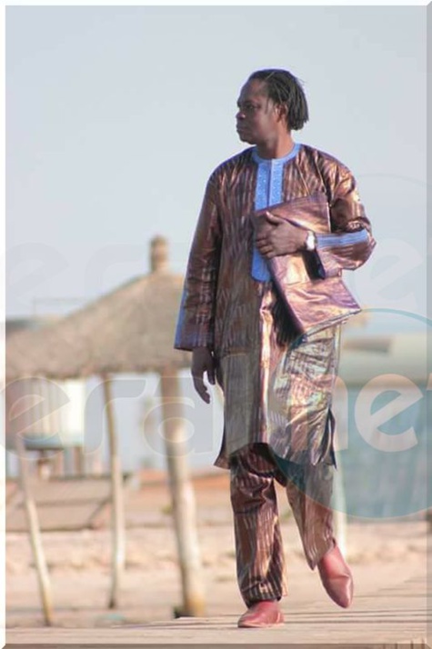 Photo- Baba Maal dans un boubou Thioup très élégant regardez!!!