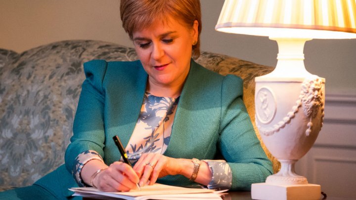 Une photo diffusée par le gouvernement écosssais montrant la Première ministre de l’Écosse Nicola Sturgeon écrivant sa lettre à Theresa May.