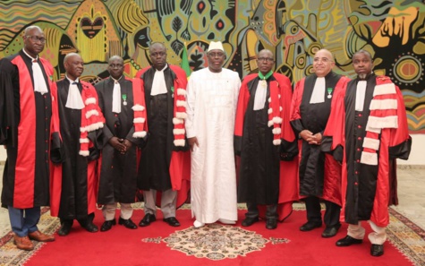 Macky Sall décore les lauréats du 17e concours d’agrégation du CAMES dans l’Ordre National du Lion 