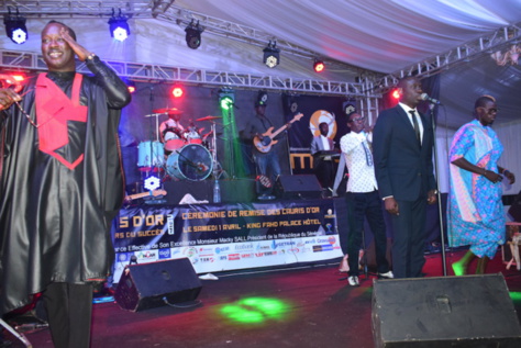 People-Pape Diouf fait danser le Président Mbagnick Diop à la plus prestigieuse soirée de gala de l'Afrique de l'ouest. Regardez