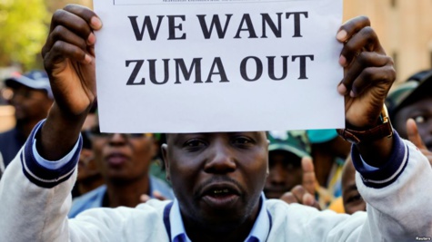 Un membre du groupe de manifestants proteste à l'extérieur du QG de l'ANC, à Johannesburg, le 5 septembre 2016.