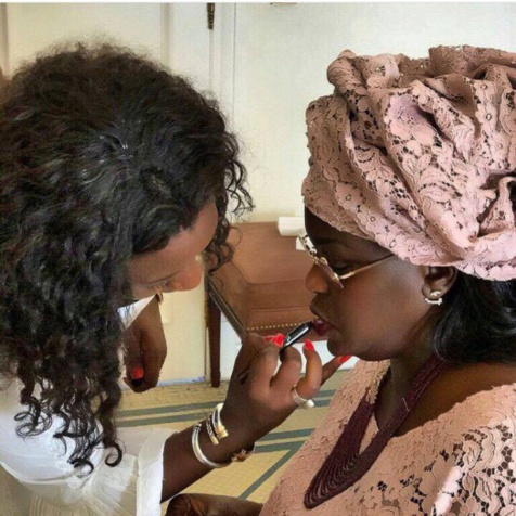 Marième Faye Sall en séance maquillage avant d'aller au défilé