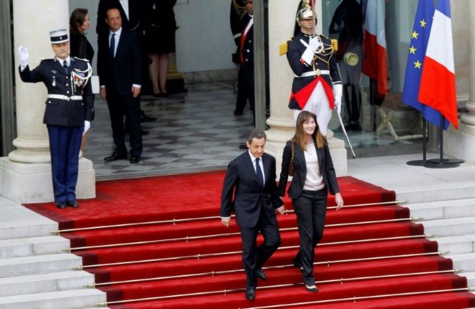 Hollande "regrette" son attitude en 2012 avec Sarkozy