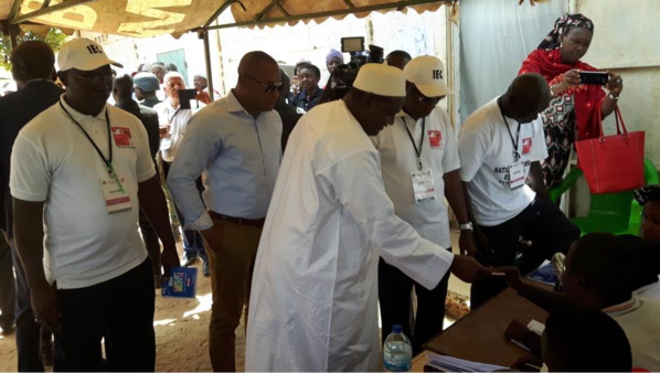 Adama Barrow, le président gambien, a voté à Banjul, la capitale, ce jeudi 6 avril 2017
