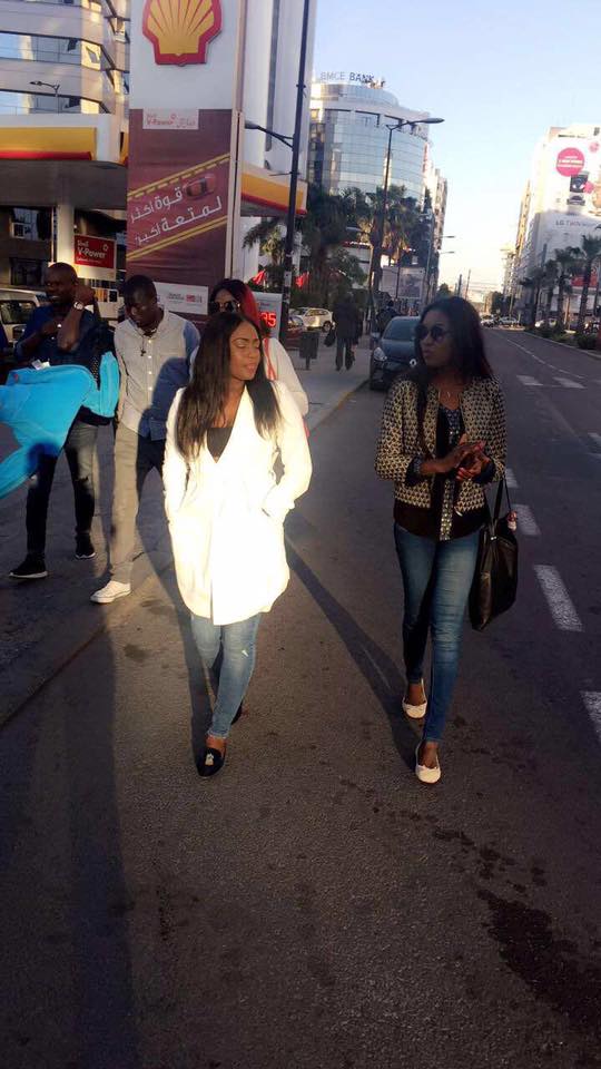 [13 Photos] Les animateurs de « Yewoulen » en promenade dans les rues de…