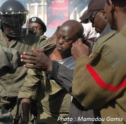 Photo : Moustapha Niasse malmené par les policiers en 2012, regardez