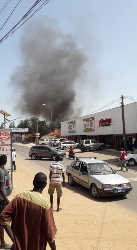 Photos - Incendie à Saly: Un magasin de location de buggies et squads part en fumée