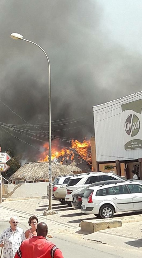 Photos - Incendie à Saly: Un magasin de location de buggies et squads part en fumée