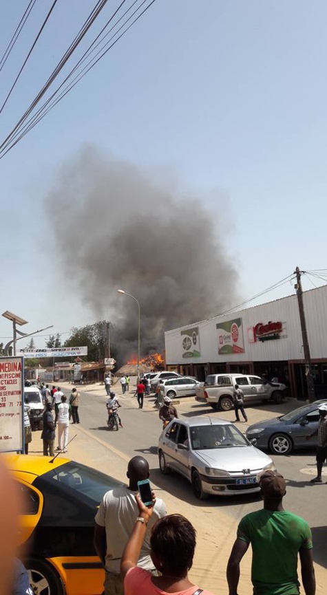Photos - Incendie à Saly: Un magasin de location de buggies et squads part en fumée