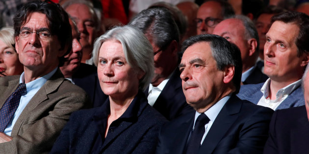 BENOIT TESSIER / REUTERS François Fillon au côté de son épouse Penelope lors de son meeting du 9 avril porte de Versailles.
