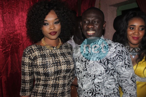 Photos- Pape Diouf à Pikine chez les siens le temps d'une soirée au cinéma Awa