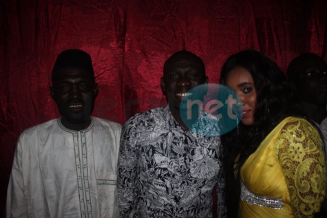 Photos- Pape Diouf à Pikine chez les siens le temps d'une soirée au cinéma Awa