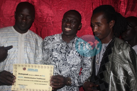 Photos- Pape Diouf à Pikine chez les siens le temps d'une soirée au cinéma Awa