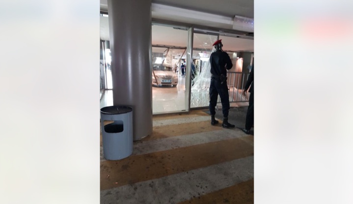 Vidéo choc: Avec sa voiture, une dame défonce la vitre du Sea Plaza de Dakar pour…