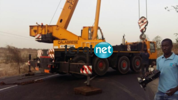 ​ Photos-Thiès : Un camion qui transporte un conteneur s’est renversé sur la route