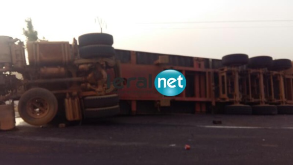 ​ Photos-Thiès : Un camion qui transporte un conteneur s’est renversé sur la route
