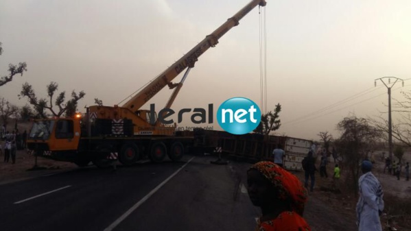 ​ Photos-Thiès : Un camion qui transporte un conteneur s’est renversé sur la route