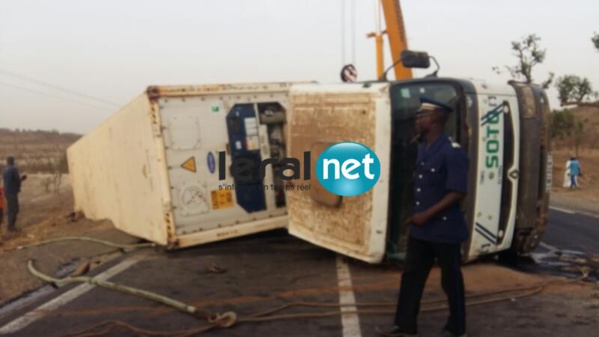​ Photos-Thiès : Un camion qui transporte un conteneur s’est renversé sur la route