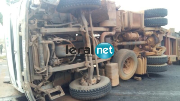 ​ Photos-Thiès : Un camion qui transporte un conteneur s’est renversé sur la route