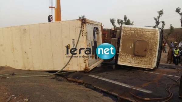 ​ Photos-Thiès : Un camion qui transporte un conteneur s’est renversé sur la route