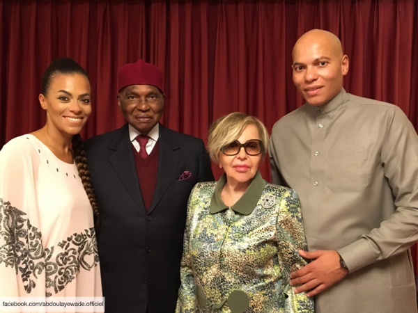 Abdoulaye Wade entouré de sa femme Vivianne, et ses fils Karim et Syndiély.