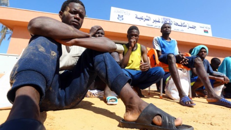 Des migrants regroupés sur le port de Tripoli (Libye) le 13 avril 2017 après le naufrage de leur bateau Des migrants regroupés sur le port de Tripoli (Libye) le 13 avril 2017 après le naufrage de leur bateau