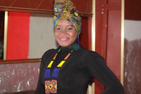 Elle, c'est Linguère Fashion splendide avec son foulard à l'Africaine
