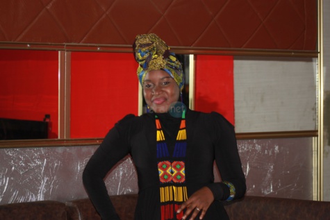 Elle, c'est Linguère Fashion splendide avec son foulard à l'Africaine