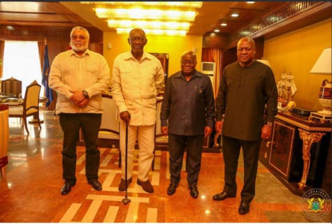 Le nombre d'anciens présidents peut dire l'état de la démocratie d'un pays: Au Ghana, Rawlings, Kufuor, Nana Addo et Dramani posent ensemble