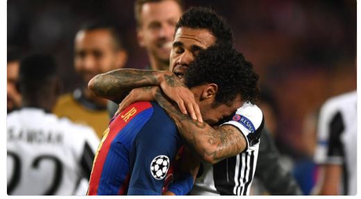 Quelle image ! Daniel Alves console Neymar après l'élimination du Barça par la Juve