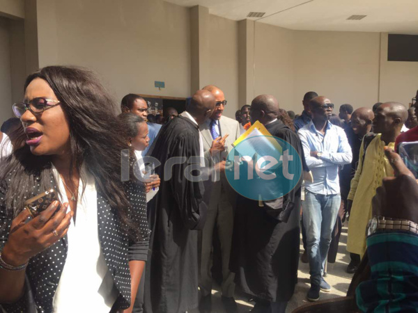 (04Photos) Abdoul Mbaye et son épouse à la sortie du Tribunal 