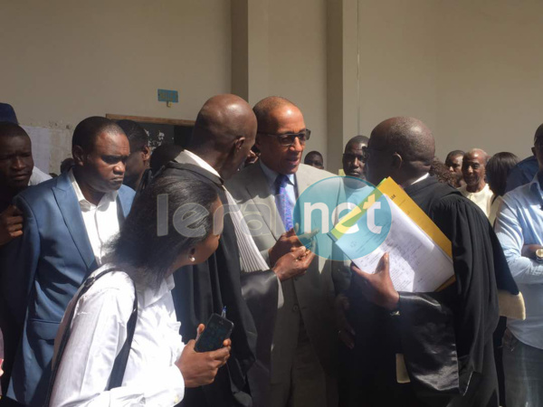 (04Photos) Abdoul Mbaye et son épouse à la sortie du Tribunal 