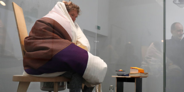 Un premier poussin pour l'artiste qui couve des oeufs depuis trois semaines à Paris.