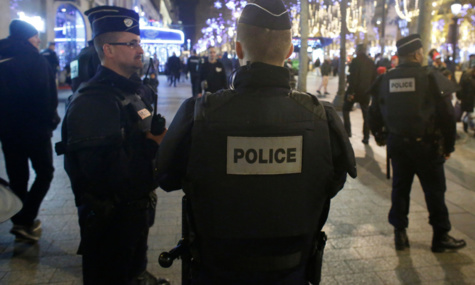 Paris: des coups de feu tirés sur les Champs-Elysées, deux policiers blessés