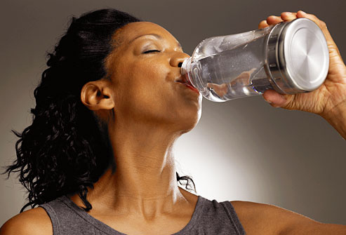 Quel rôle joue la consommation d’eau sur le bien-être des cheveux?