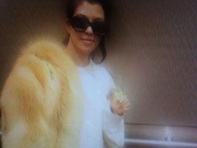 Kourtney Kardashian choque avec un énorme manteau de fourrure (Photo)