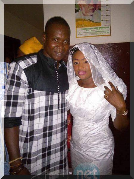 Le mariage de l'année, Pape Cheikh tout heureux avec sa femme.