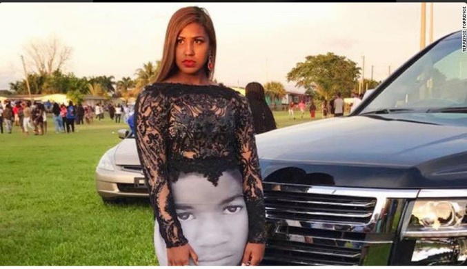 Cette adolescente porte une robe d’inspiration Black