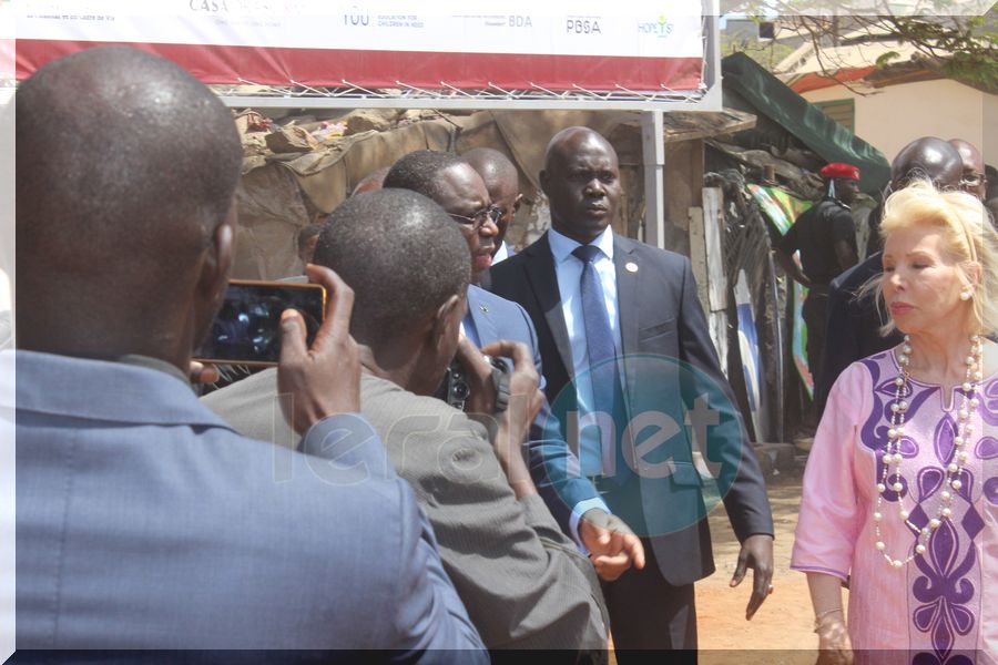  Pose de la première pierre des travaux de restructuration de la "Cité Baraka" par S.E Monsieur Macky Sall président de la république.