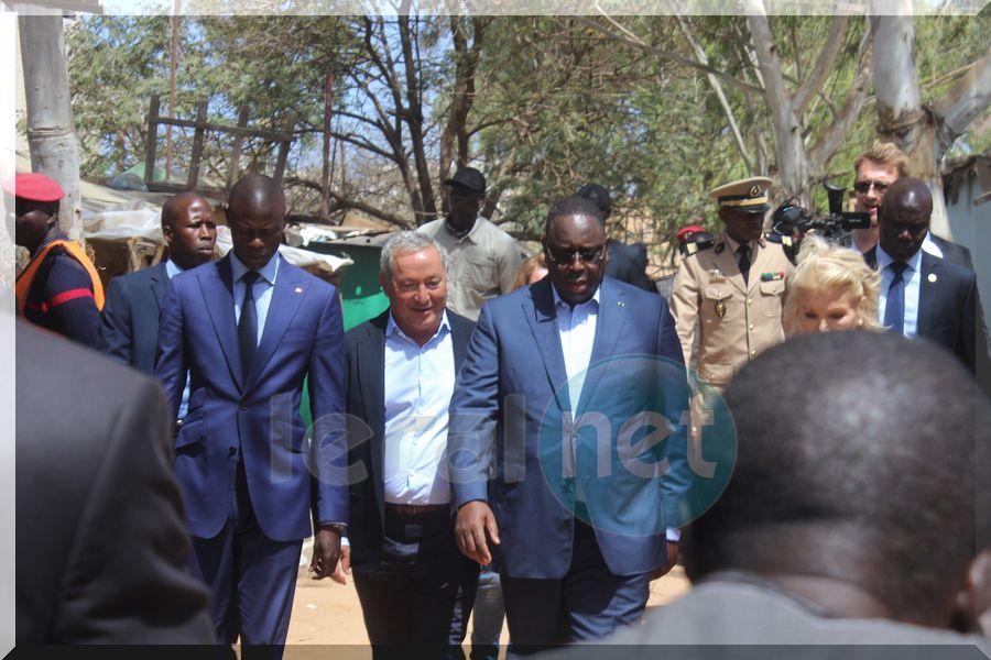  Pose de la première pierre des travaux de restructuration de la "Cité Baraka" par S.E Monsieur Macky Sall président de la république.