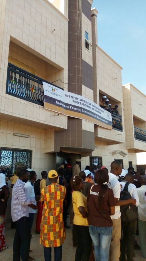 Visite de chantier dans le sud du pays avec le ministre de l'Enseignement supérieur, Mary Teuw Niane