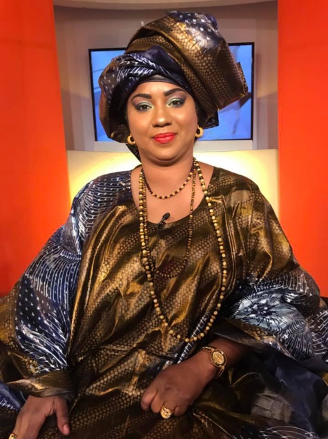 Voici la belle Fama Diouf, elle est l'animatrice de l' émission "Li ci biir seuy" sur la RTS1