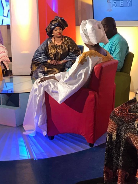 Voici la belle Fama Diouf, elle est l'animatrice de l' émission "Li ci biir seuy" sur la RTS1