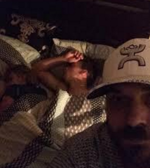 Il surprend sa copine avec un autre homme et prend un selfie