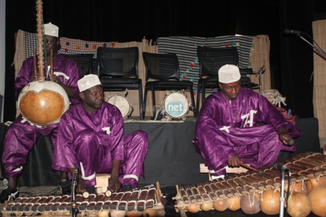 Les rythmes traditionnels et ses instruments, nous sommes au théâtre national Daniel Sorano