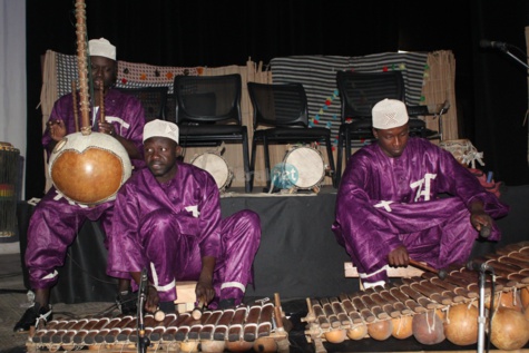 Les rythmes traditionnels et ses instruments, nous sommes au théâtre national Daniel Sorano