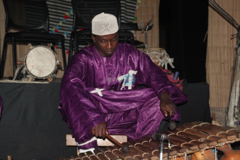Les rythmes traditionnels et ses instruments, nous sommes au théâtre national Daniel Sorano