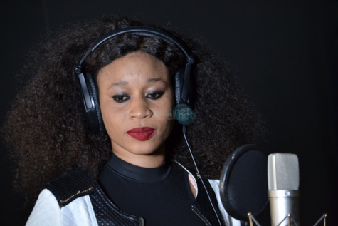 Aïda Samb en studio, l'artiste prépare du lourd pour les mélomanes